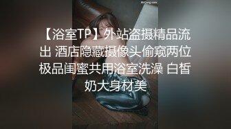  黑客 破解家庭网络摄像头偷拍客房看电视奇葩骚媳妇花样玩鸡巴 电动牙刷都用上了