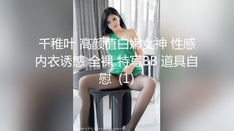 时尚带眼镜超大G奶美女揉奶自摸诱惑秀，极品粉嫩一线天肥逼，摸两下就出了很多水，近距离特写逼逼收缩往外流水