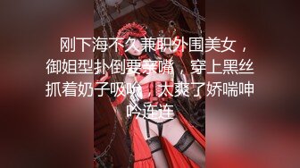 真实母女双飞全程露脸，幸福小哥玩弄母女花，先给狼友展示骚逼，沙发上就把老骚妈干了，轮草抽插浪荡呻吟