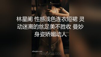 白长袜漂亮伪娘 被超大肉棒无套插骚逼 表情很享受