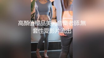  大逼少妇精彩展示，全程露脸抠逼玩弄高潮喷水不断，水果塞逼里，深喉大鸡巴