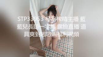 黑丝高跟颜值不错的御姐小少妇跟大哥激情啪啪，全程露脸在门前地板上干炮，激情上位抽插浪叫表情好骚干开花