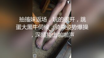 风骚的尤物人妻撅着屁股让大哥玩弄，直播给狼友看听狼友指挥淫声荡语不断，道具抽插骚穴玩弄菊花扩阴器看