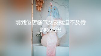 风骚姐妹花，真会玩，用道具假做爱演的到逼真，来个一个纹身胖爷，把两个美少妇彻底征服一顿乱草