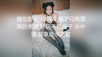 网吧老板儿子勾搭前台收银员小姐姐,深夜在网吧电脑桌上啪啪,表情十分诱人