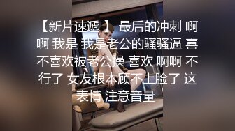  俊男靓女激情3P玩弄风骚小母狗，渣男接了杯尿给骚逼喝真淫荡，一起鸳鸯浴