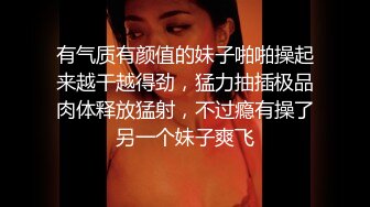 金发美女刚刚洗完澡展示自己的身材