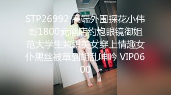 娇小可爱的小黄毛妹子，颜值很高奶子很大跟大鸡巴哥激情啪啪，口交大鸡巴主动上位抽插，浪叫呻吟跟狼友撩骚