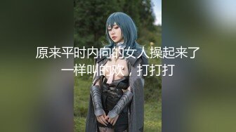 兄弟：这有个女的  男：哎小姐姐，把她弄醒了待会不好搞，怎么鼓鼓的，卧槽他妈是个男的，真变态吗 有点害怕，你弄过呀！