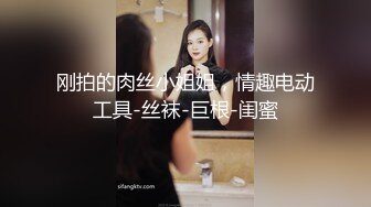 美妞看样子是刚刚被射满了一嘴