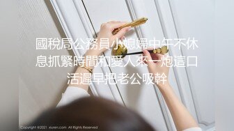 饑渴騷禦姐與老鐵居家現場直播雙人啪啪大秀 穿著開檔黑絲跪舔吃雞巴騎乘位翹臀後入幹得直叫求饒 對白清晰