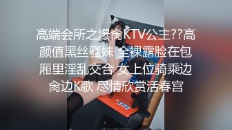 黑客破解家庭网络摄像头偷拍 身材不错的白领姐姐洗完澡全裸在客厅晃悠擦护肤露