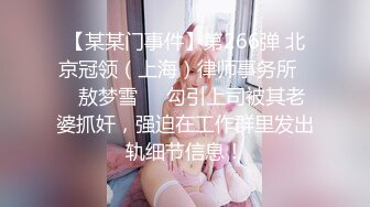 一路尾随偷拍性感高跟电子烟店老板娘的小黑B假装进店咨询拍脸 (3)