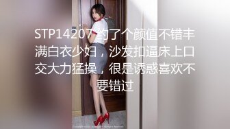 骚女孩不穿内裤逛超市，还撩起黑丝裙露出，买了一个家具，上了车迫不及待拿出来自慰，爽喷很多淫水 好诱惑啊！