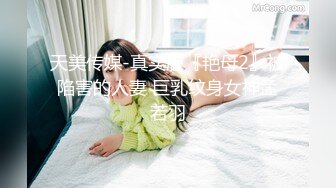   女神来袭，这奶子和屁股加上无毛粉嫩小逼逼真是绝了，看着就刺激