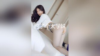  熟女控小夥勾搭美艷40多歲小姑姑，大白天從廚房幹到餐桌，再幹到陽臺