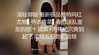 【破解摄像头】医院妇科检查，美女悠闲的玩着手机医生出去了一下她看着手机小手抚摸着逼逼情不自禁自慰起来