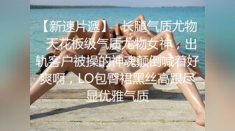 【极品稀缺破解家用摄像头】一个人的时候寂寞难耐自己玩小逼自慰2 老公不在家 年轻美少妇看电视手机自慰玩穴 (5)