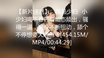   粉嫩嫩小美女楚楚动人温柔范看的鸡巴翘起来，甜美性感修长美腿扶着肉棒细细吞吐舔