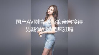 单位女厕偷拍 打遮阳伞的白色纱边短裙长腿少妇的小黑鲍