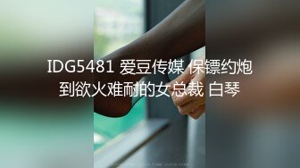    JK装极品萝莉顶级肥臀开档黑丝，反差清纯又很骚， 无毛小穴被大屌撑开，一下下撞击