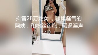 白皙皮肤的高挑美女房间里有一面大大的镜子，抱着极品翘臀大鸡巴