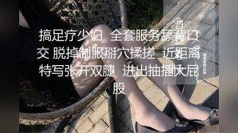 黑客破解家庭摄像头偷拍奶子坚挺身材不错的靓妹洗澡还不时对着镜头看