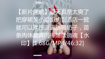  狂野的反差婊，女友带我去买衣服然后在试衣间给我口，吃鸡的饥渴样，像八百年没吃过鸡一样！