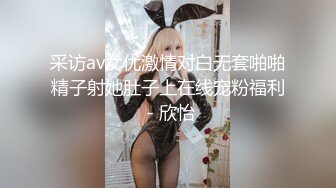 两个超嫩美少女，白皙屁股美乳嫩穴，约了个炮友轮流操，无毛粉嫩小穴，骑乘位猛操，扶细腰后入