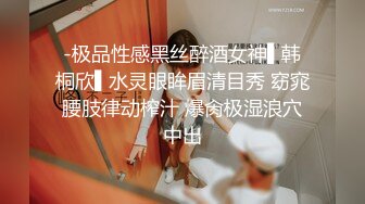 奶茶店女厕排扣裙红趾甲可人小妹,鲜美的无毛蜜桃穴真想下手摸摸