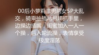 农村熟女骚妈妈被大哥快玩坏了，全程露脸口交大鸡巴调教舔菊花，按着头草嘴各种姿势蹂躏骚逼给狼友看特写