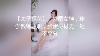 高二学生妹被男友调教在环卫工背后脱裤子漏奶子,还把裤子脱了地上爬