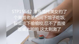 骚姐姐勾搭正在睡觉的弟弟，裸着身体扒下弟弟的内裤口交大鸡巴，主动上位抽插骚逼，被小哥无套爆草射在肚子上