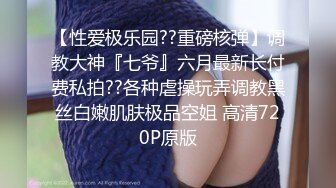 两个空姐制服模特互相取暖