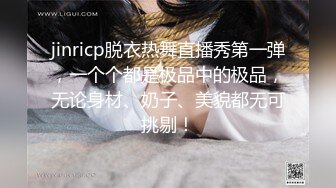 孕妇的寂寞，这么大肚子还伺候大哥，舔了乳头舔鸡巴让大哥摸着奶子，被大哥压在身下温柔抽插