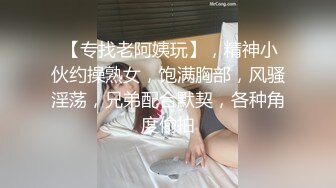 性感的国模妹子晴霞与摄影师商讨完价格后脱下丝袜任人翻开两片可爱的阴唇拍摄