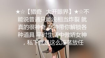   眼镜小美女露脸群P好几哥大哥，身材不错让三个大哥对着小嘴奶子和逼逼撸鸡巴