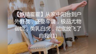 眼镜伪娘露出 光着屁屁从宾馆坐电梯出来 在马路上边走边撸 最后给撸射了