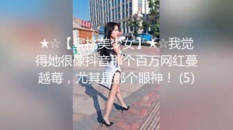 户外勾搭良家小少妇，性情了去厕所搞一下，全裸口交大鸡巴奶头都立起来了，带上套子后入开干，压抑的呻吟