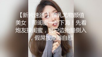 女学生在被占用的厕所前尿尿 (2)