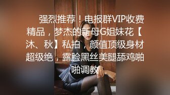 车里干自己的骚母狗，白浆做完被全部舔干净