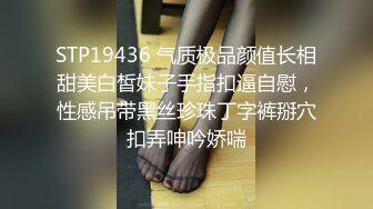 可爱唇钉妹子COS守望先锋D.Va自摸啪啪拨开内裤露无毛粉逼，深喉口交翘起大白屁股双洞换着插