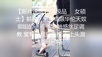 看着两个男人穿着她的 cosplay 学校泳装操夏海，直到他们两个都射在她的阴户里。