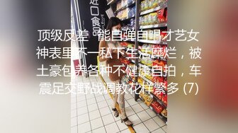  小哥风骚女友，全程露脸让小哥双指抠逼干的哇哇叫，激情上位压在身下爆草抽插