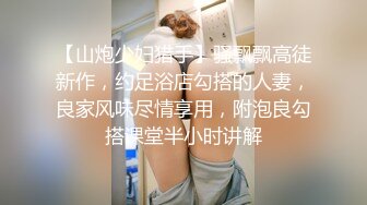 白色连衣裙穿着全透明的和内内,两盏大灯相当完美