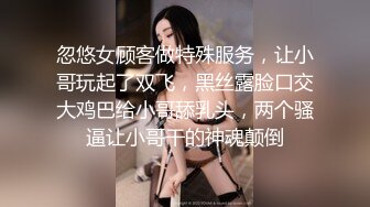 抠年轻小女友的小嫩逼，毛都没长全，水水很多扫的不行