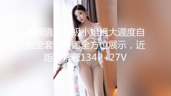 邻居少妇空虚寂寞，竟然找来两个CD人妖操自己 可真骚，光滑滑的美腿 被人妖草逼穴 淫荡地叫声不怕别人听见！