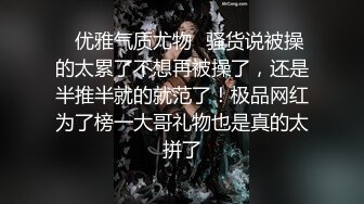 科技园女厕条纹衫浅红高跟眼镜美女,鲜嫩泛红的无毛唇肉直接开撸