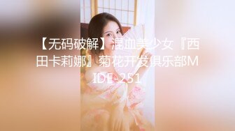 大胆牛人尾随偷拍回家的性感连衣短裙高跟长腿美艳少妇在她儿子面前将手机直接塞裙底开电筒拍非常刺激