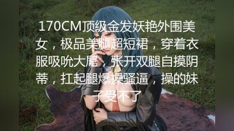 两个轻熟女的激情4P，一起给大哥舔鸡巴舔乳头，被两个大哥各种抽插爆草，多体位蹂躏玩奶玩逼，无套抽插内射